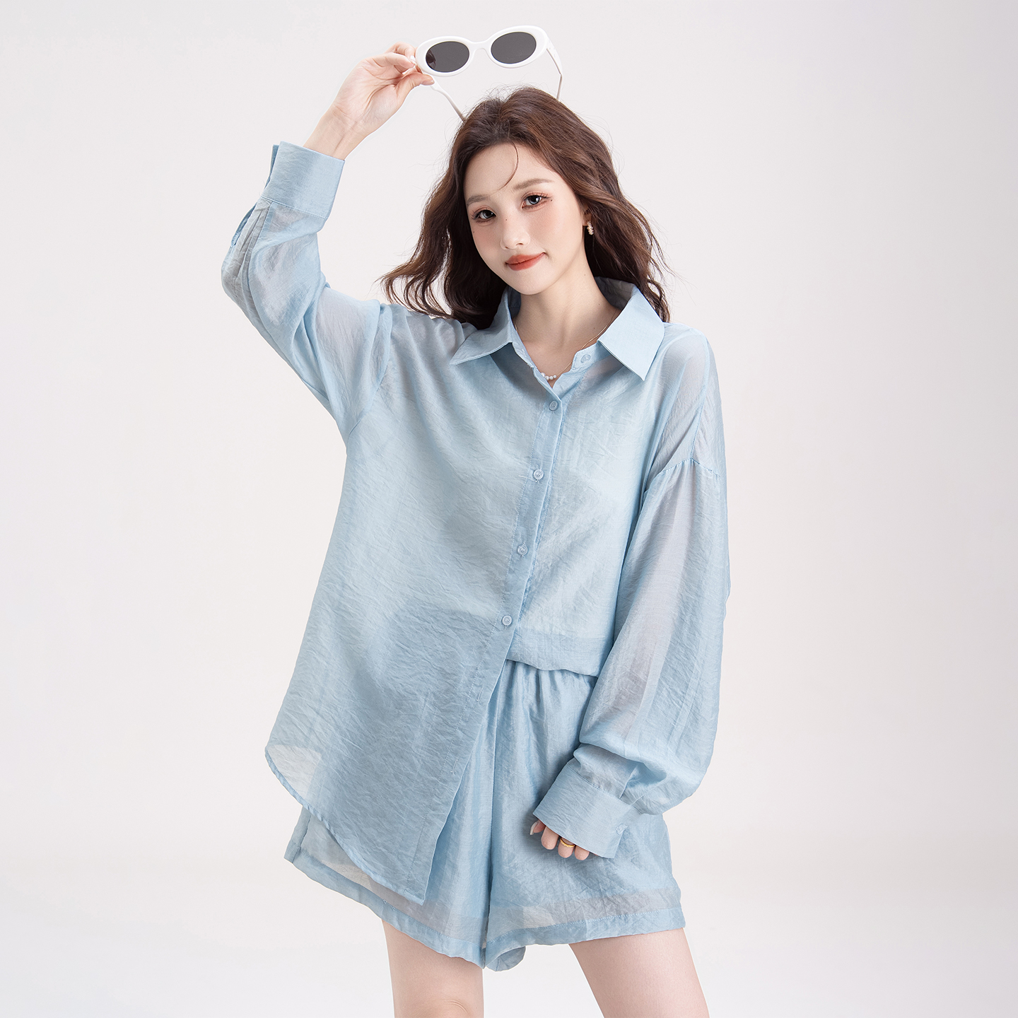 休闲套装女夏日2025新款长袖露背衬衫松紧腰阔腿短裤OL穿搭两件套