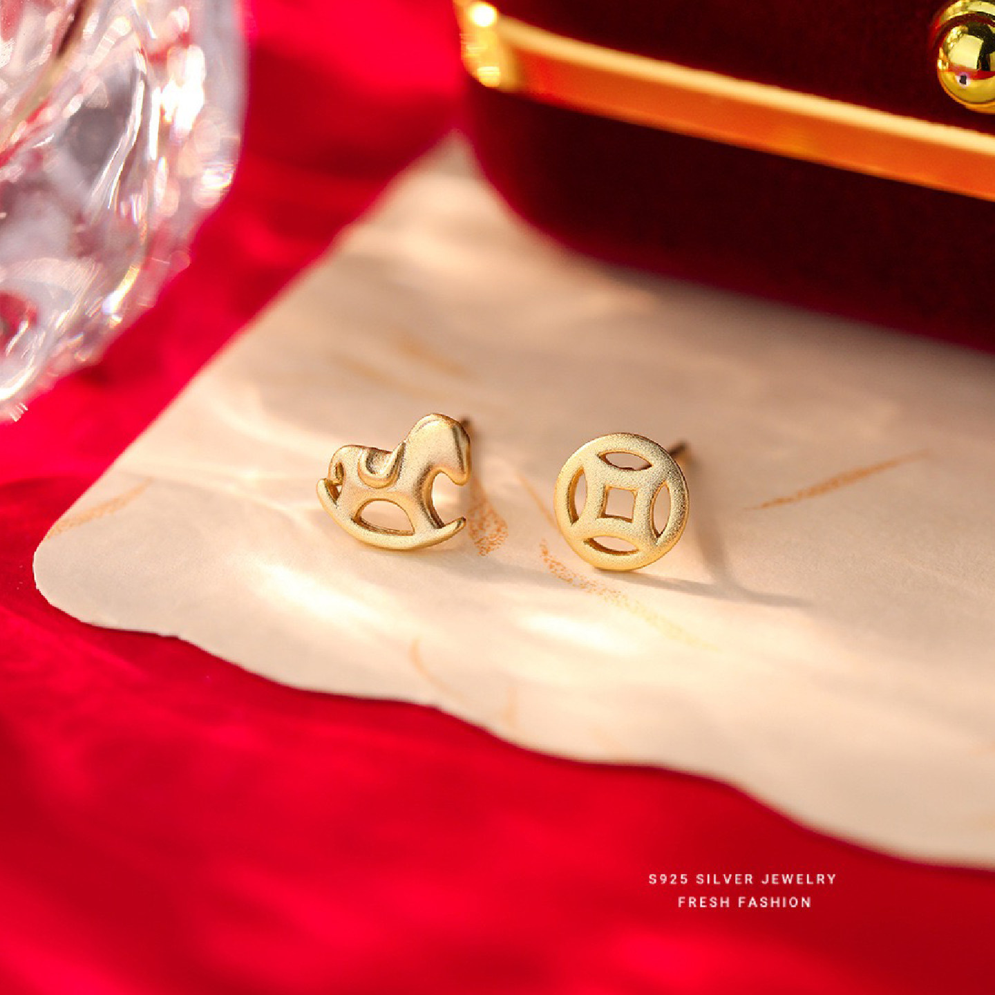 S925纯银马上有钱耳钉女时尚小众简约马年小巧百搭木马铜钱耳骨钉