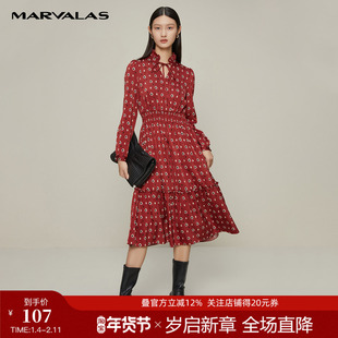 曼德诗红花V领木耳边松紧腰满印衬衫裙2025秋冬缎面中长款连衣裙