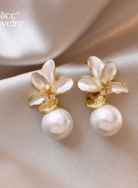 白色锆石花瓣珍珠耳环女2026新款今年流行爆款耳钉巨好看的耳饰品