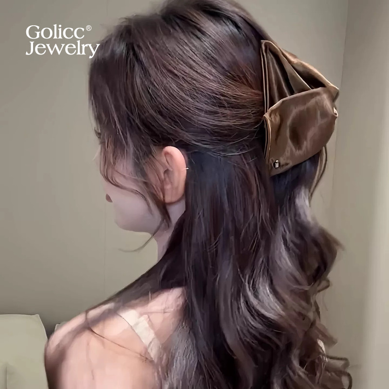 古里雅缎面字母贝壳抓夹高级感