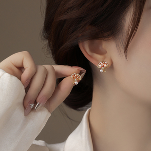 金色锆石银杏叶珍珠耳环女精致小巧2026新款爆款耳饰独特漂亮耳钉