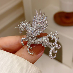 新款可爱卡通飞马胸针男女高档锆石大衣西装胸花防走光翅膀别针扣