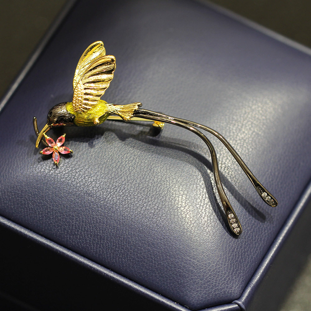 高级感复古设计蜂鸟衔花胸针精致可爱动物别针男女同款胸花配饰品