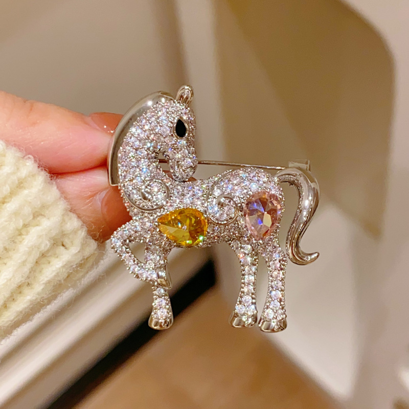 高档轻奢微镶满钻生肖俊马胸针