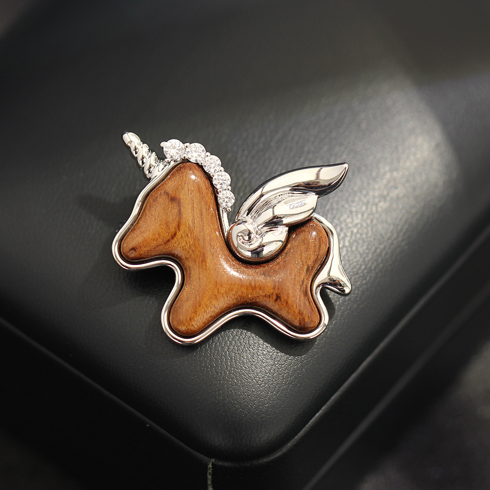 可爱精致镶钻木头飞马胸针