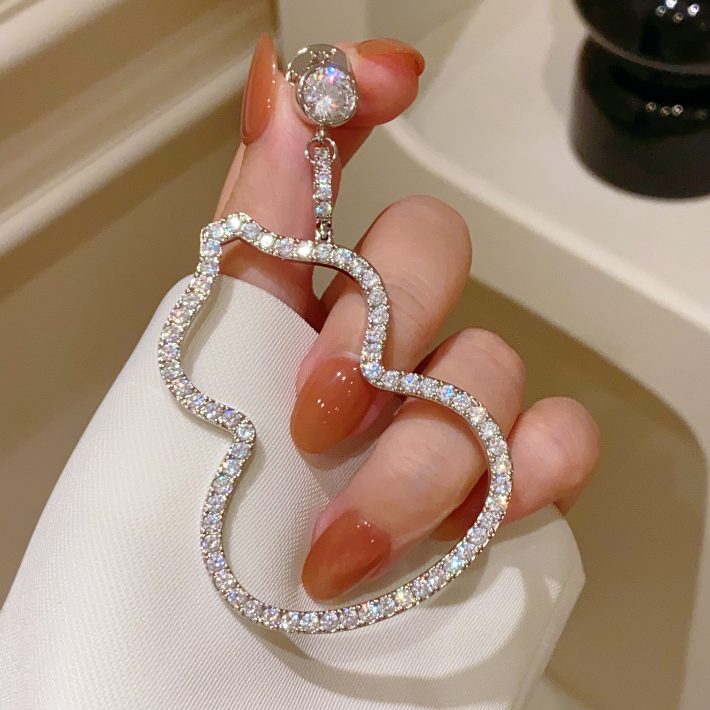 高档镶钻镂空葫芦领针