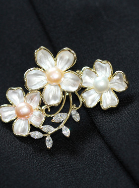 滴油白色洋桔梗花朵胸针简约气质浪漫天然珍珠花卉别针女服装配饰