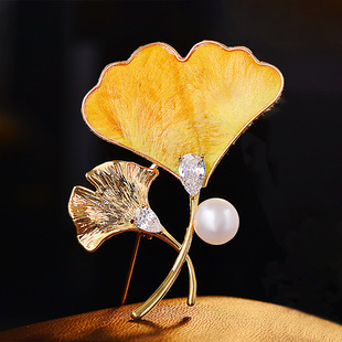 高档创意小众设计绒花银杏叶胸针淡水珍珠叶子别针男女款胸花配饰
