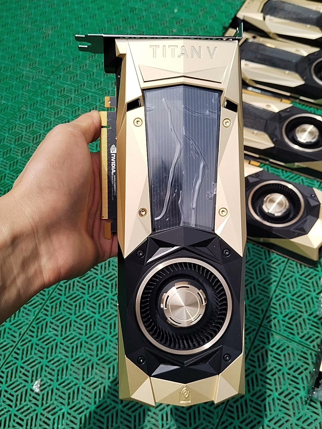 英伟达 Nvidia TITAN V 12G 泰坦显卡高端GPU图形 人工智能