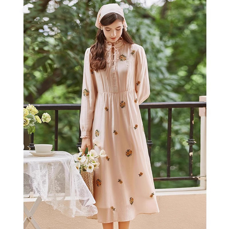 Famecoco范可儿立领重工绣花莱赛尔大方得体长袖连衣裙FAB8FA017 - 封面