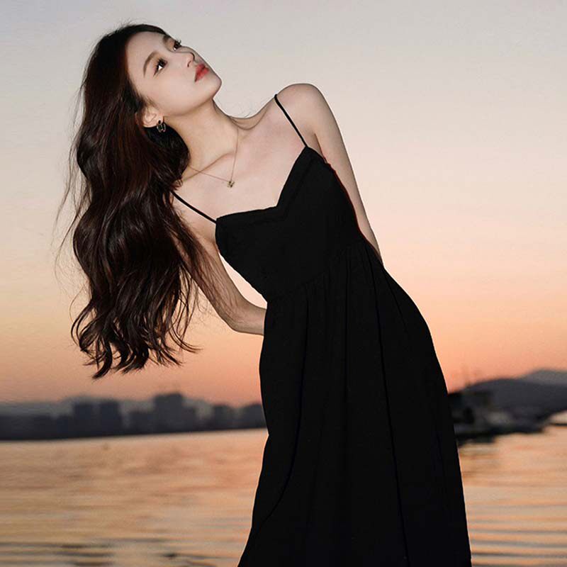吊带洋装女夏季温柔系海边度假拍照绝美日落沙滩裙修身小黑裙子