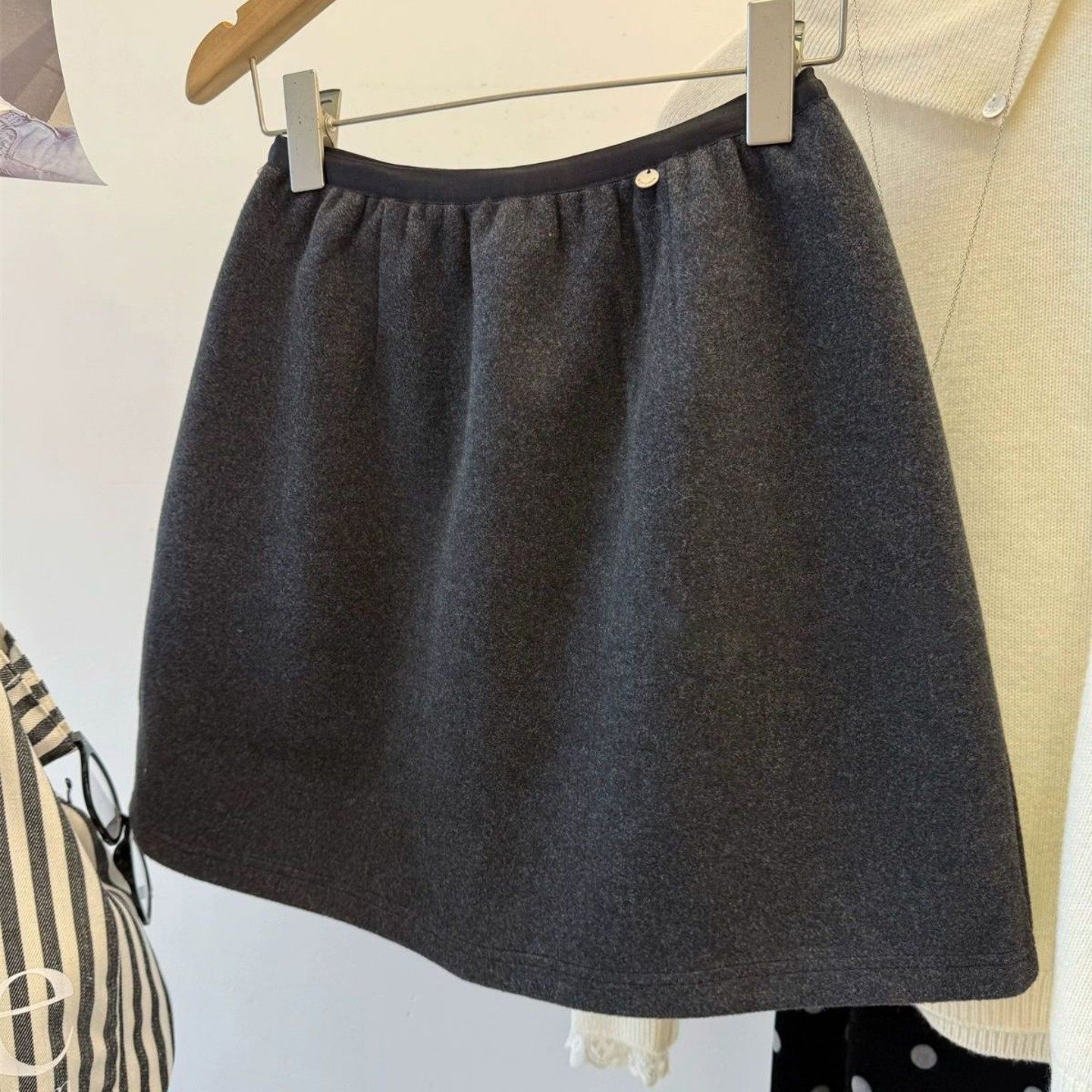 深灰色毛呢半身裙女秋冬新款高腰显瘦a字裙配靴子松紧腰花苞短裙