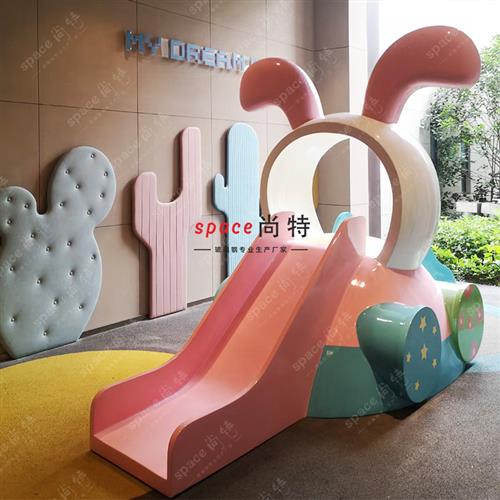 户外大型鲸鱼儿童螺旋滑道定制卡通雕塑座椅游乐设备玻璃钢小滑梯