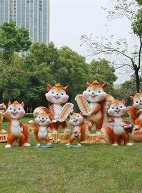 户外玻璃钢松鼠雕塑幼儿园卡通动物摆件小区园林景观草坪落地装饰