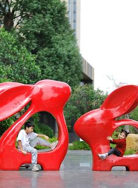 卡通兔子座椅新春大型雕塑户外小区公园步行街房地产打卡玻璃钢摆