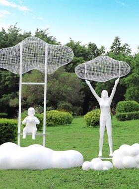 户外铁艺抽象人物雕塑图书馆不锈钢镂空云朵摆件广场公园景区装饰