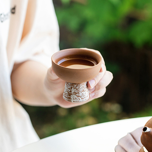 拓土主人杯家用品茗杯茶杯功夫陶瓷茶盏老岩泥描银浮雕祥云高足杯