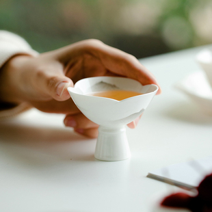 简约主人杯功夫茶具家用陶瓷品茗杯 拓土观山三瓣花型高足茶杯中式