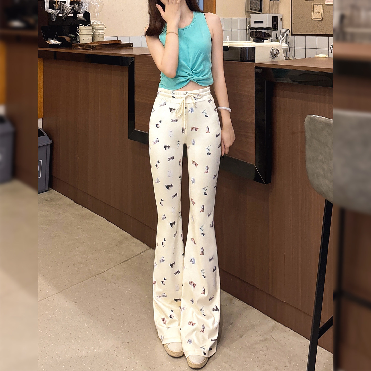 2025新款喵喵印花抽绳松紧腰杏色微喇修身长裤显高显瘦休闲裤子