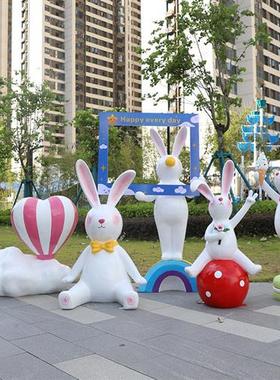 户外卡通抽象兔子雕塑商场幼儿园坐凳景观玻璃钢景区网红座椅摆件