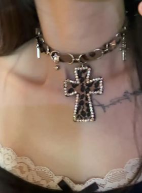 复古豹纹黑色皮质十字架项链女锁骨链choker朋克千禧辣妹风颈
