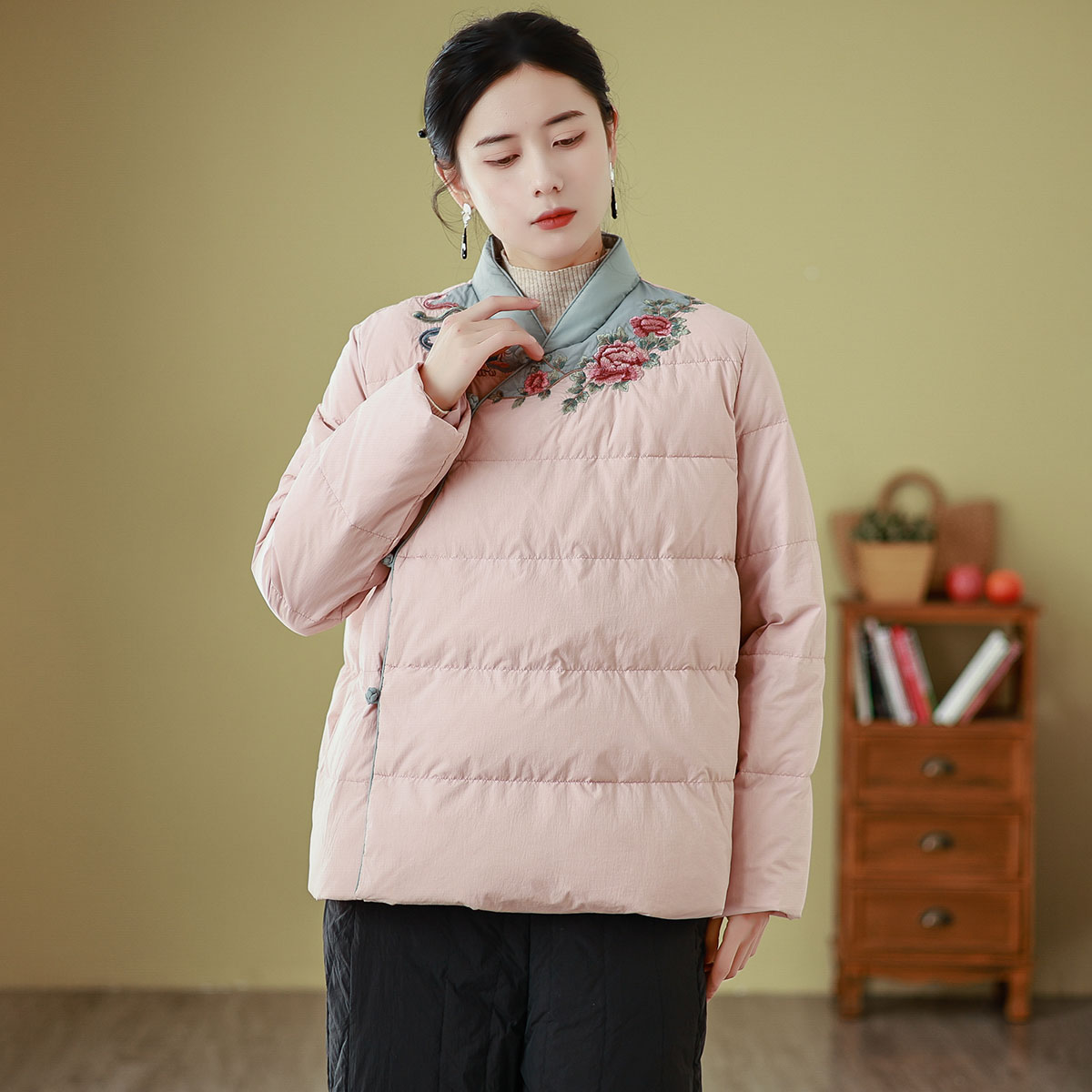 2023国风女装羽绒服民族风秋冬新款拼色立领刺绣偏襟鸭绒茶服外套