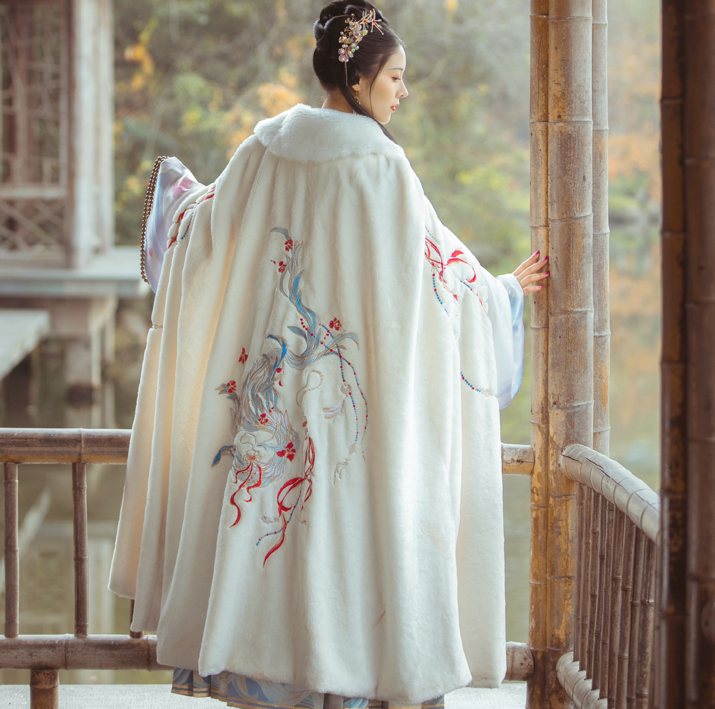 故梦织汉服 蓬山青鸟 冬季厚款毛披斗篷 黑色 白色 毛领 刺绣