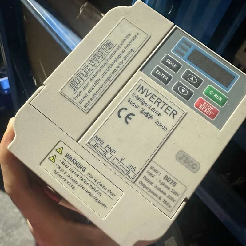 议价：JSCC精研变频器B075，单相220V输入，三相220V输