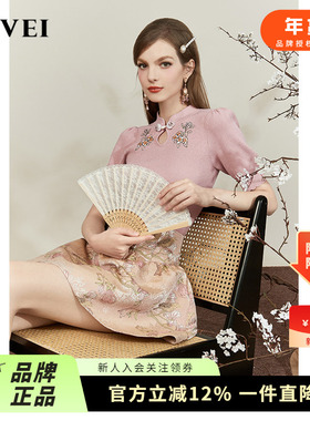 AIVEI欣贺艾薇24春新中式盘扣花朵刺绣亮丝针织上衣R0160180