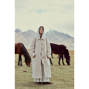 INGE 燕麦色重工全羊毛夹棉廓形长款圈圈毛抗寒大衣外套带手套