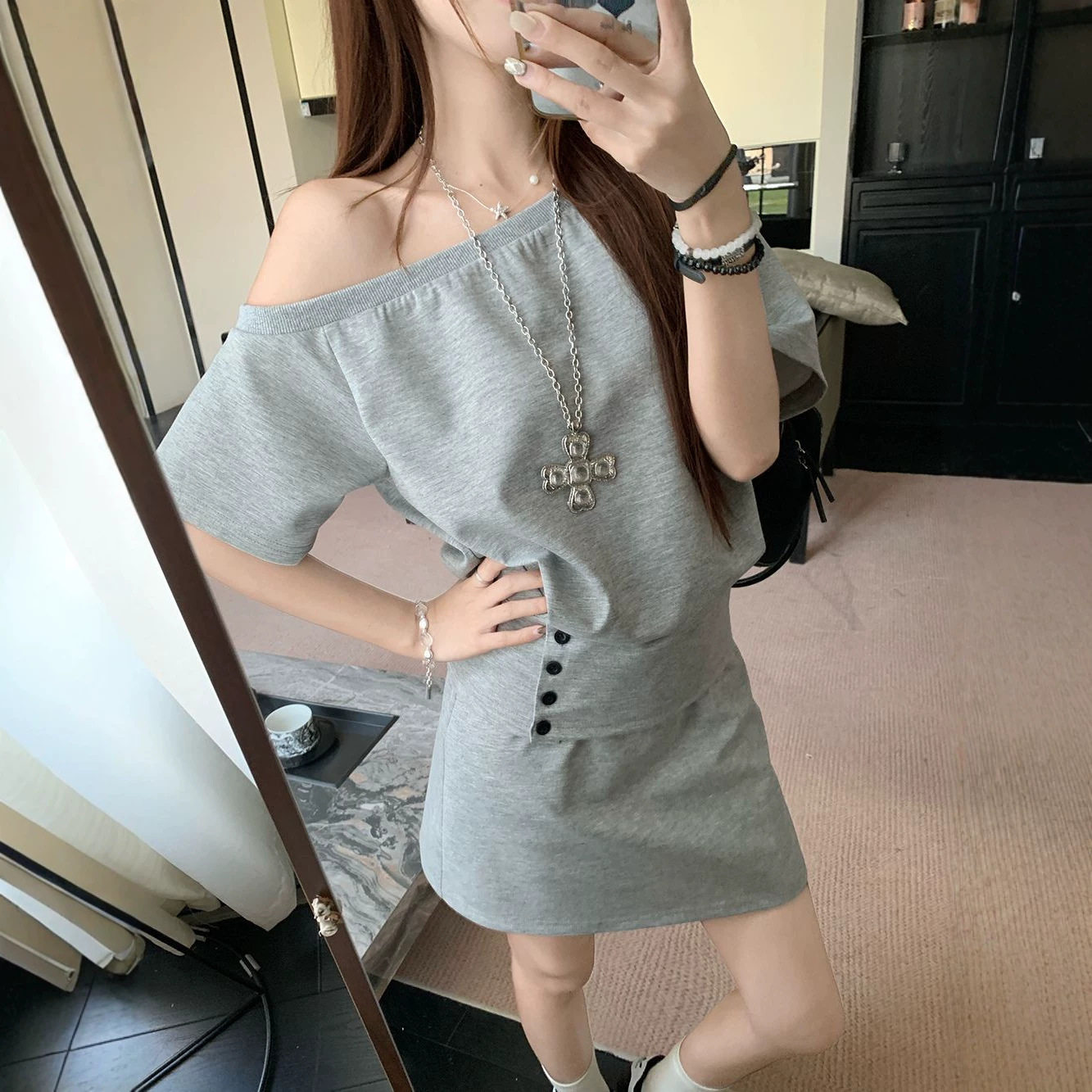 韩版设计感辣妹斜肩短袖