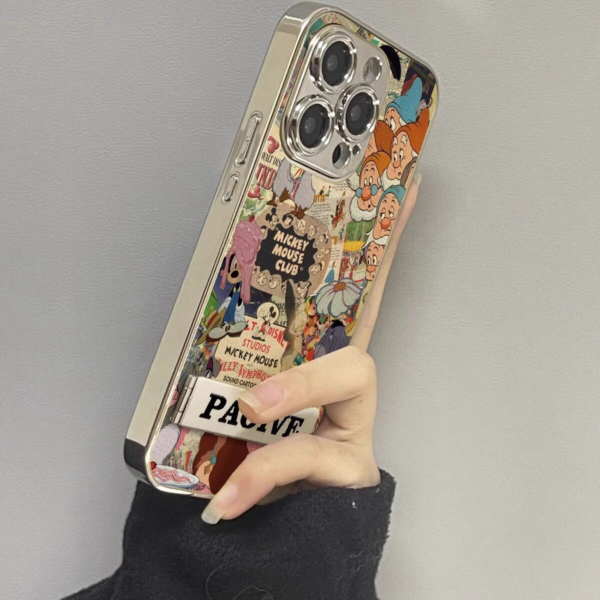 复古矮人海报适用苹果16promax手机壳带支架iphone15plus电镀保护套14小羊皮新款13高级感12全包11防摔xs潮流