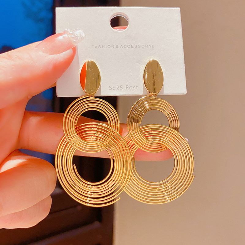 欧美夸张金属大圈圈耳环复古小众设计感18k金色耳钉高级大气耳饰