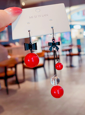 独特不对称蝴蝶结耳环秋冬高级感红色珍珠吊坠耳饰气质无耳洞耳夹