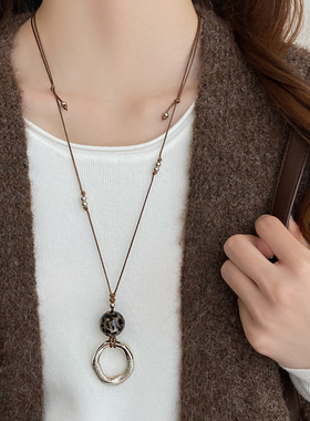 简约秋冬皮绳毛衣项链女款2025新款毛衣链女高级感轻奢小众配饰女