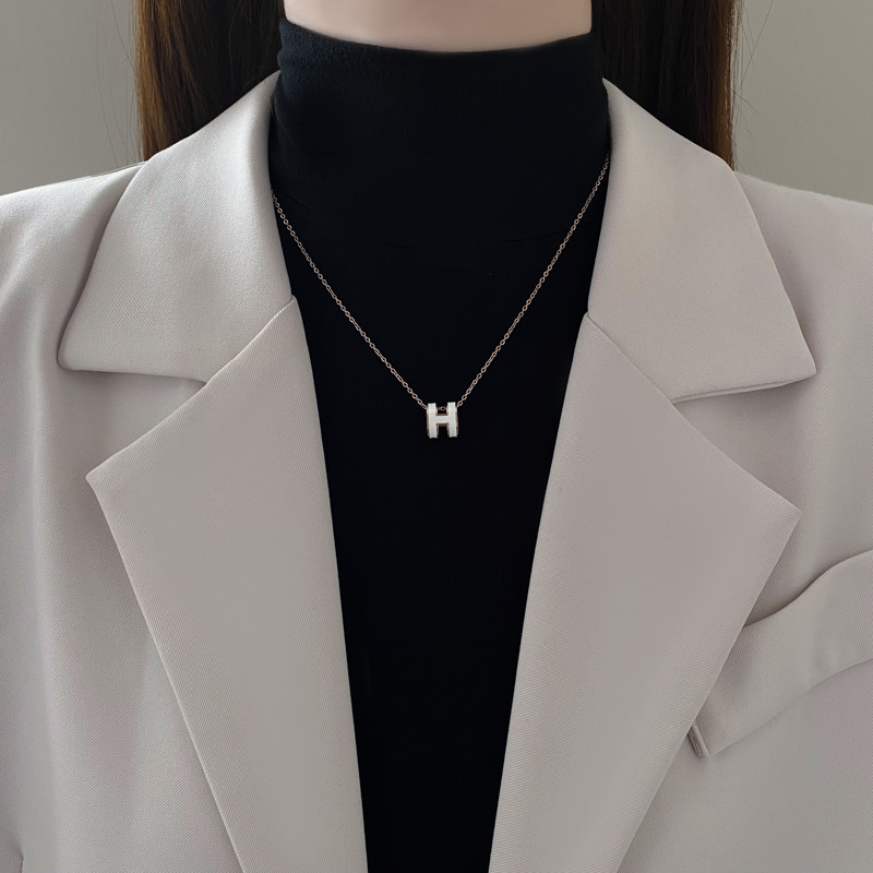 钛钢项链女h字母轻奢小众设计感2022年新款潮气质毛衣链锁骨链