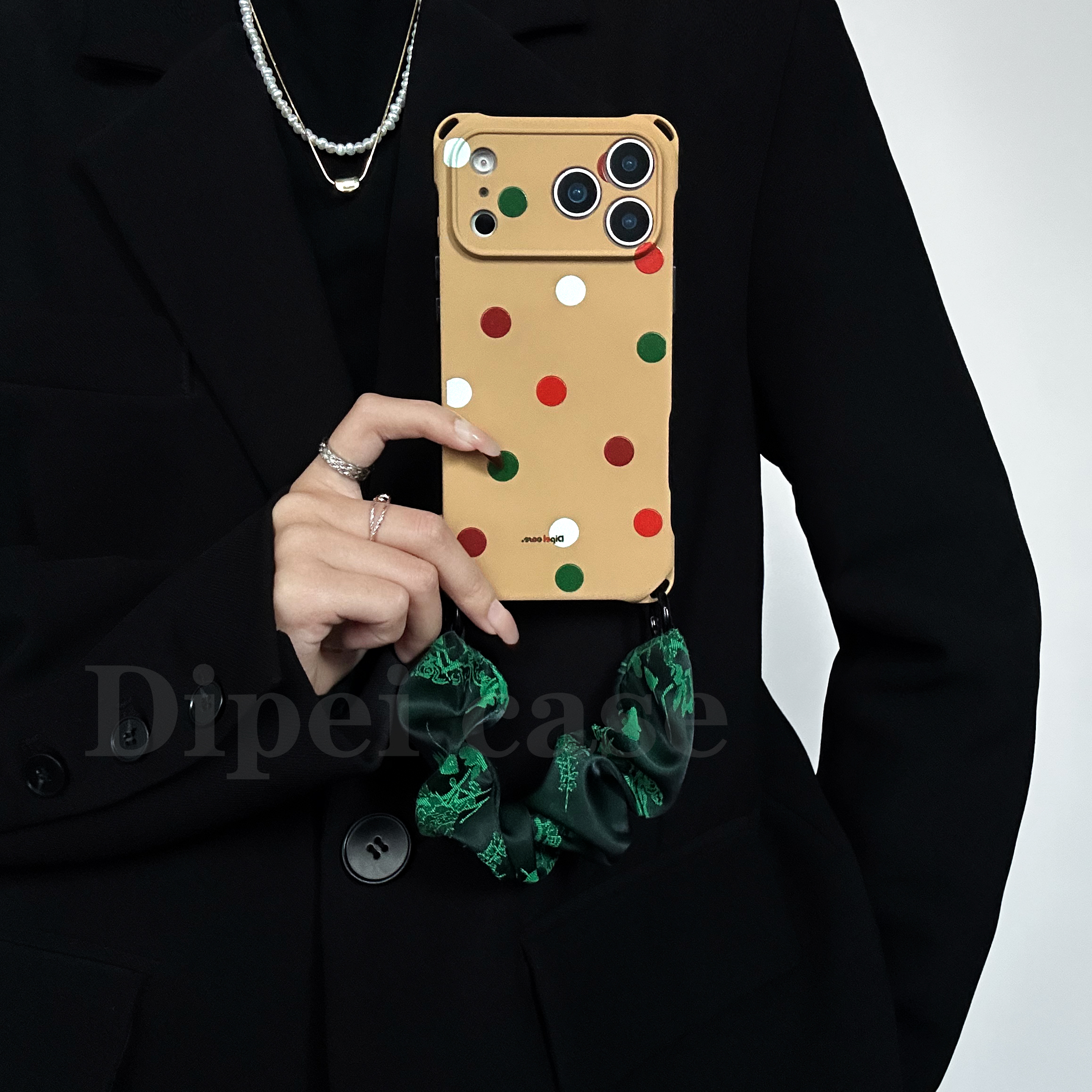 不会撞款的缎面挂绳手机壳