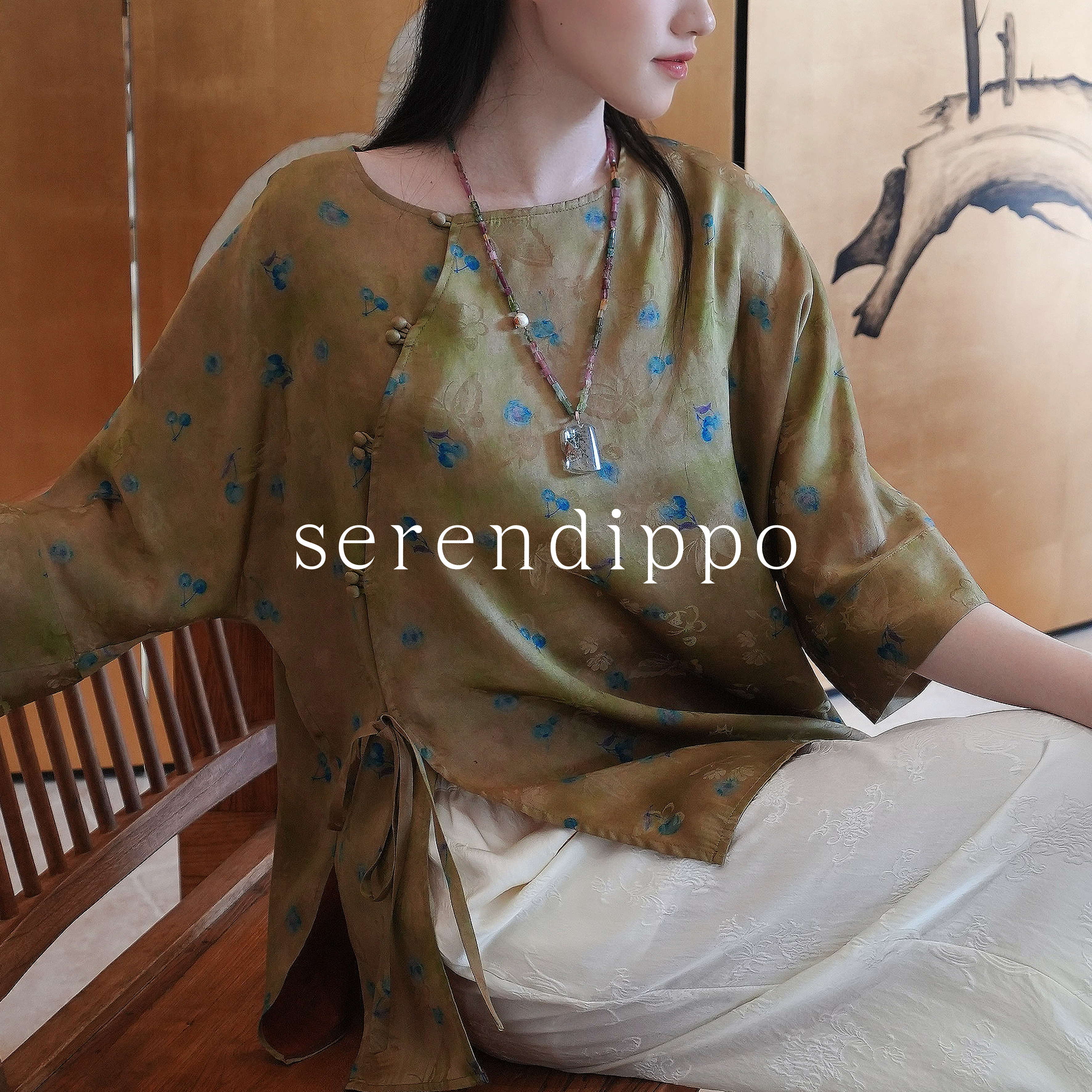 SERENDIPPO灵感之野「蓝莓蝴蝶」香云纱花萝100%桑蚕丝中袖上衣