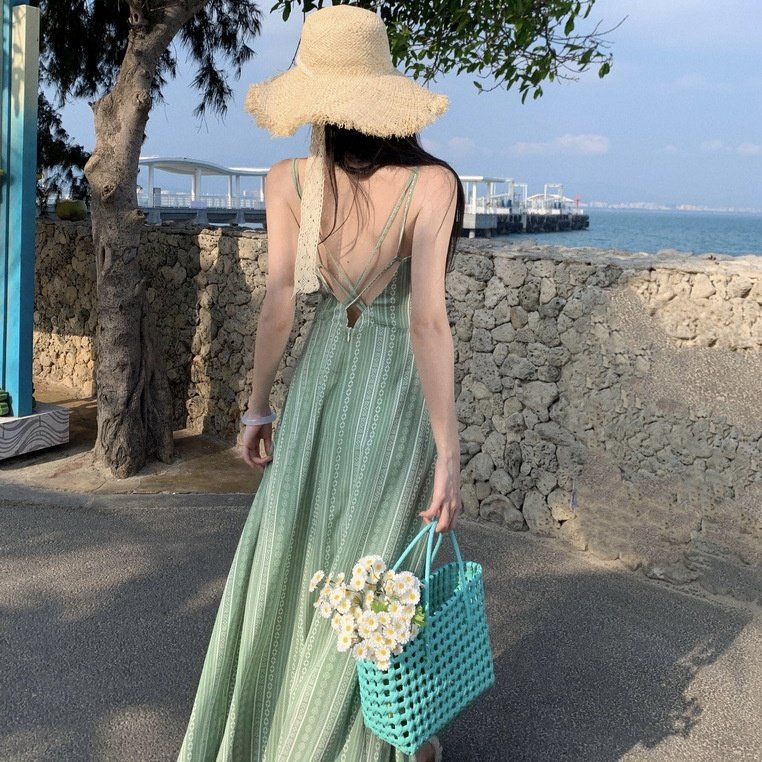 夏安若海边拍照衣服超仙淡绿色印花吊带连衣裙云南海边度假露背