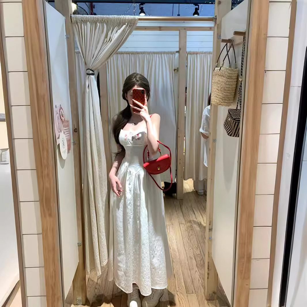 誉芝YUZHI 白色吊带连衣裙刺绣设计气质收腰显瘦海边度假吊带长裙