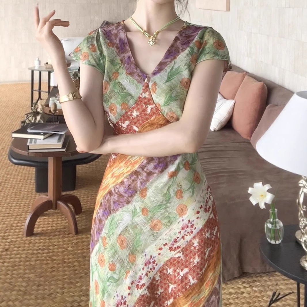 夏安若花纹民族风v领显瘦连衣裙女2025夏新款飞飞袖撞色印花裙