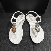 夏季2025新款夹趾平底白色凉鞋女士新款露趾外穿时尚高级感凉拖鞋