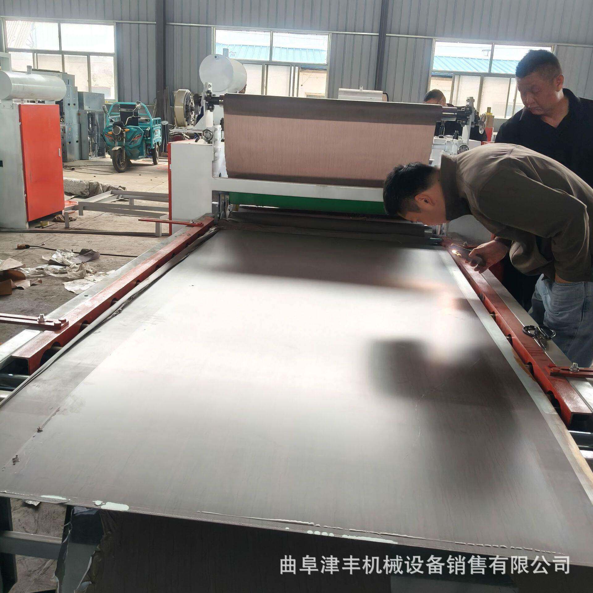 牛皮纸铝箔复合机 挤塑保温板铝箔压槽复合机 聚笨乙烯板平贴机