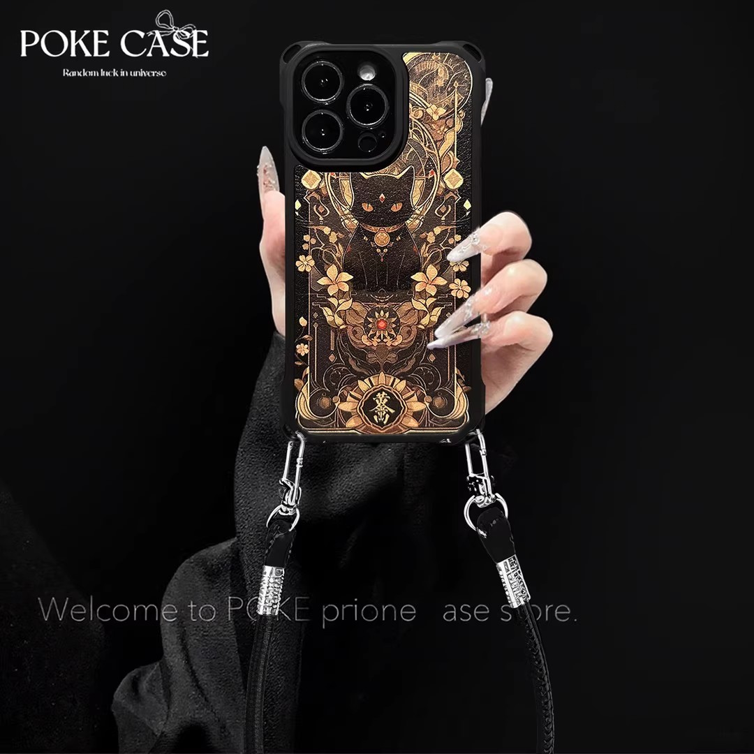 皮纹四角挂绳招财猫适用苹果17手机壳iPhone16Promax新款vivos30华为nova14斜挎OPPOpura80秋冬红米note15pro