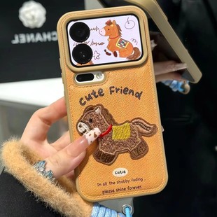新年棕色刺绣小马适用苹果17手机壳iPhone16/15promax马年华为nova14本命年OPPOreno15小米17气垫vivo保护套