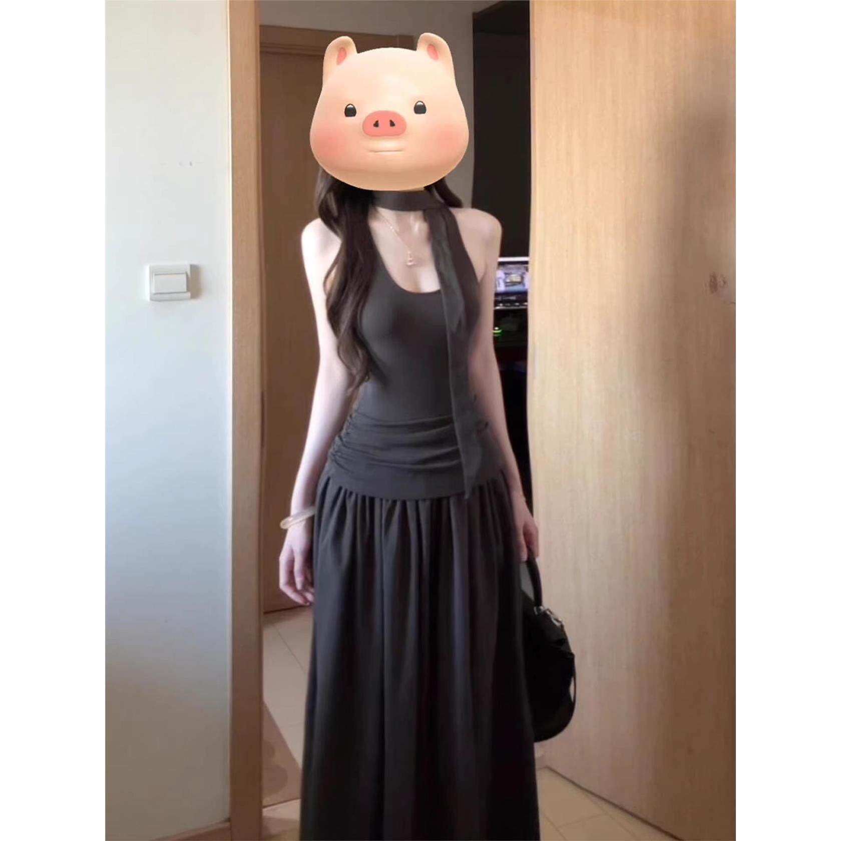 深灰色吊带连衣裙子女夏季2026年新款腰部褶皱设计感收腰显瘦长裙