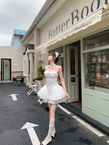 越韩小鱼Musefish 坠梦天鹅湖 纯白蕾丝蓬蓬仙女裙芭蕾纯欲吊带裙