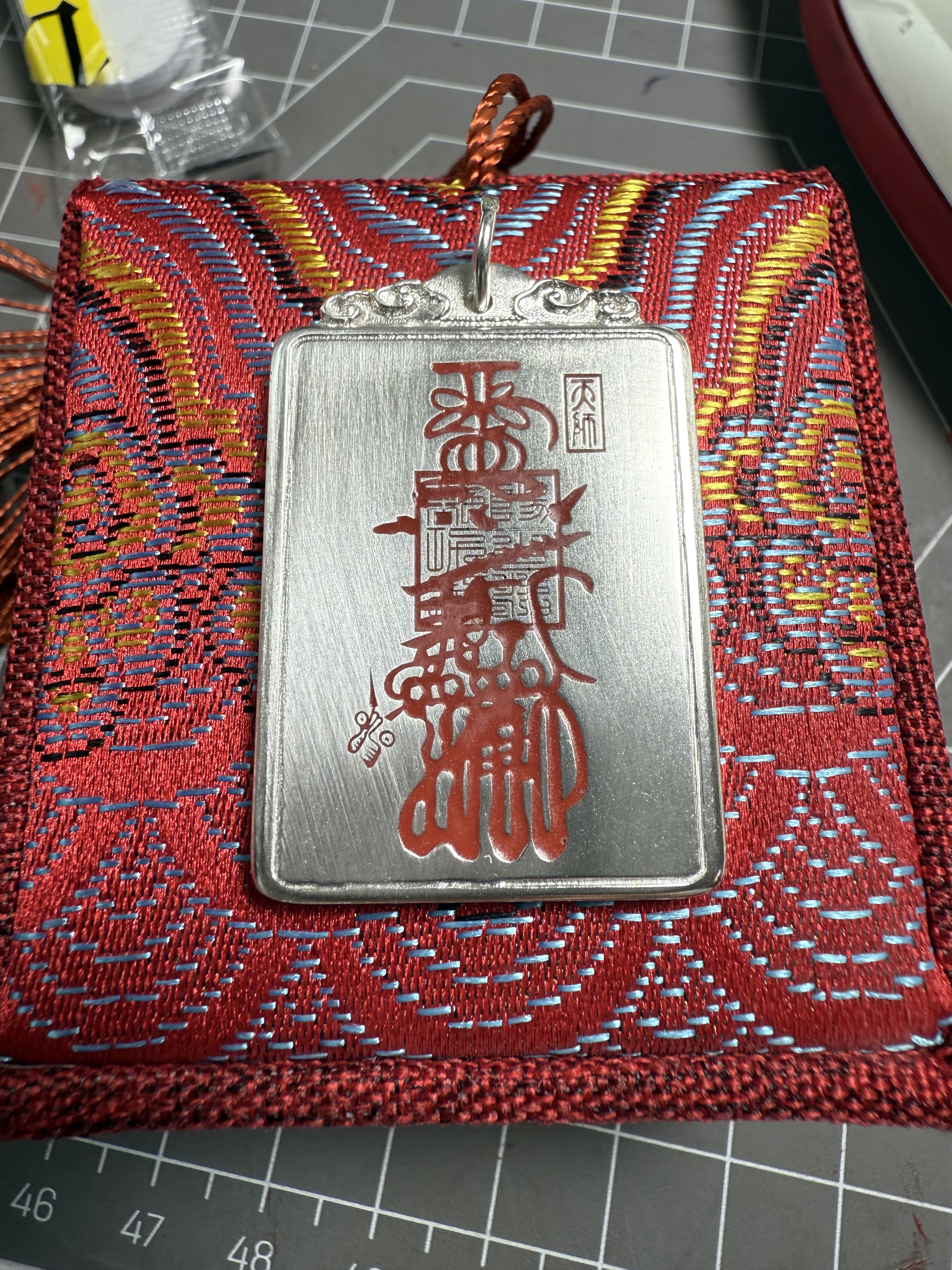 戴礼记999足银朱砂浮雕扣头方牌吊坠财神符箓和紫薇讳相呼应简约