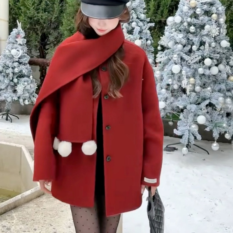 红色毛呢外套女中长款围巾领球球